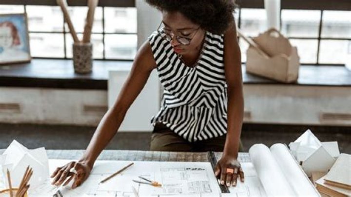 How much do interior designers make a year