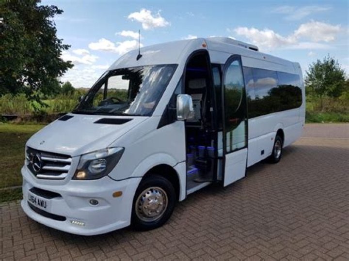 Reasons Why You Should Choose Professionals for Luton Minibus